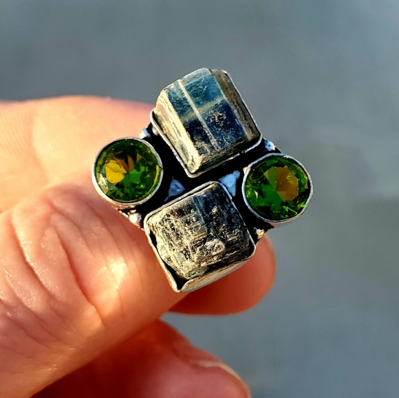 New Rough Kyanite & Peridot 925 Silver Ring. - Picture 5 of 16